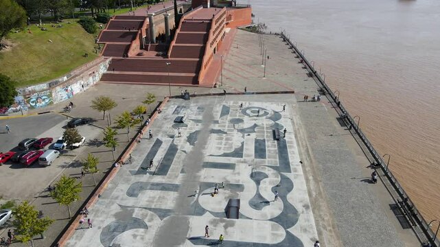 Vista a&eacute;rea del Parque de Espa&ntilde;a y su explanada junto al r&iacute;o Paran&aacute; en Rosario