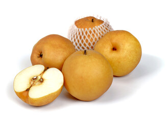 Świeże gruszki, w tym jedna przekrojona na pół, na białym tle © Jolaya