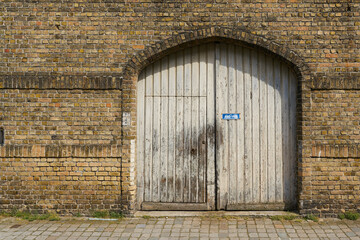 Fototapeta premium altes schäbiges Garagentor in der Altstadt von Brügge in Belgien