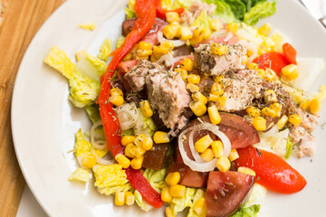 Bediterranean vegetable salad with tuna