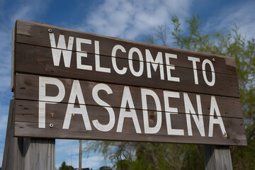 Obraz premium Vintage Wooden Welcome to Pasadena Sign with California State Charm and Rustic Typography Design
