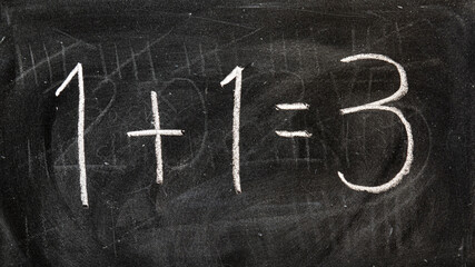 1 + 1 = 3, escrito a mano con tiza en la pizarra