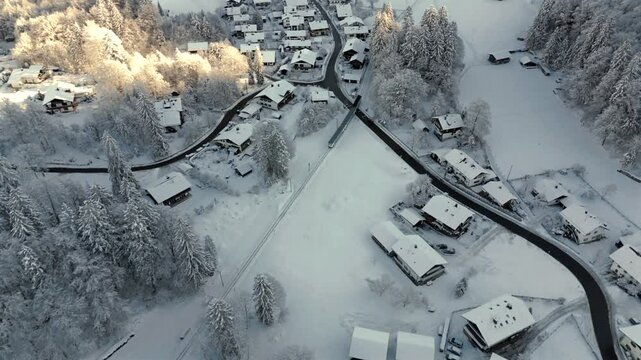 Bayerische Zugspitzbahn Luftaufnahme im Winter bei verschneitem Wetter, Deutschland, Bayern, Grainau. Cogwheel train in Garmisch Partenkirchen, Germany aerial view in winter with snow. Rack railway. 