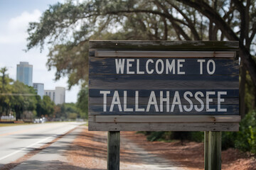 Fototapeta premium Welcome to Tallahassee Florida Wooden Sign with Rustic Charm and Southern Hospitality
