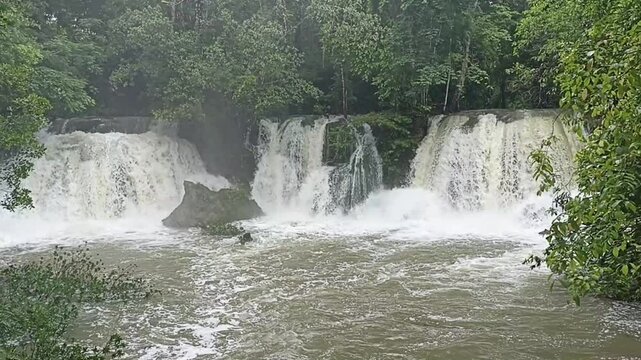 Video Naturaleza - Tres cascadas, en d&iacute;a lluvioso Palenque Chiapas M&eacute;xico