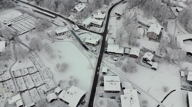 Bayerische Zugspitzbahn Luftaufnahme im Winter bei verschneitem Wetter, Deutschland, Bayern, Grainau. Cogwheel train in Garmisch Partenkirchen, Germany aerial view in winter with snow. Rack railway. 
