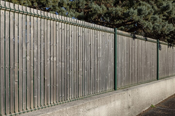 Clôture de panneaux grillagés avec occultants