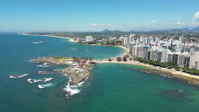 Imagem a&eacute;rea de drone praias do centro de Guarapari, praia da areia preta, praia dos namorados, praia das castanheiras e virtudes. Linda cidade tur&iacute;stica no sul do Esp&iacute;rito Santo em um dia ensolarado.