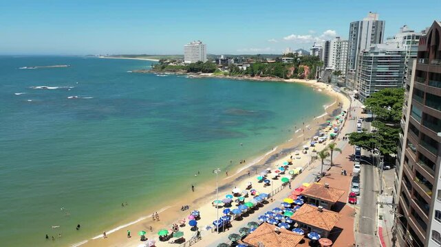 Imagem a&eacute;rea de drone praias do centro de Guarapari, praia da areia preta, praia dos namorados, praia das castanheiras e virtudes. Linda cidade tur&iacute;stica no sul do Esp&iacute;rito Santo em um dia ensolarado.