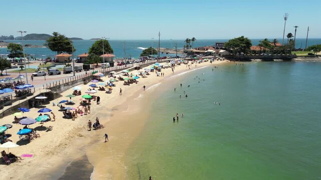 Imagem a&eacute;rea de drone praias do centro de Guarapari, praia da areia preta, praia dos namorados, praia das castanheiras e virtudes. Linda cidade tur&iacute;stica no sul do Esp&iacute;rito Santo em um dia ensolarado.