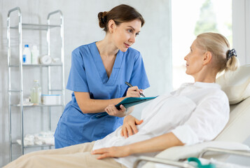 Obraz premium Doctor ask signing medical paper at appointment visit in clinic. Commercial medicine.