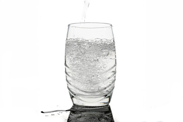 Sprudelwasser im Glas
