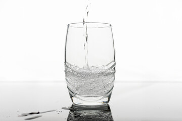 Sprudelwasser im Glas