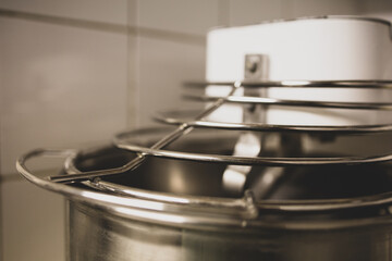 Protective grid on the dough mixer