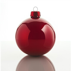 Gl&auml;nzende rote Weihnachtskugel auf hellem Hintergrund

