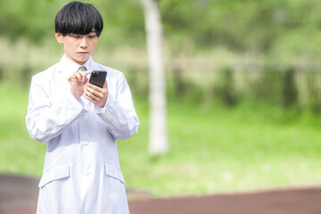 スマホを触る白衣の男性
