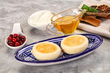 Roasted cheesecakes - Syrniki with honey