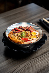 asian ramen o a rustic escene