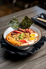 asian ramen o a rustic escene