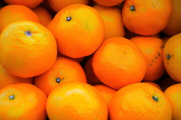 スーパーマーケットで山積みされて販売されてたみかん