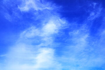 澄んだ冬の空と白い雲