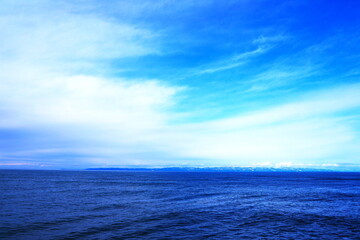 Obraz premium 遠くに佐渡島を望む冬の日本海