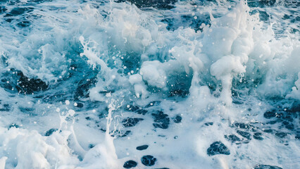 Obraz premium A dynamic and frothy aquatic scene, possibly depicting ocean waves crashing or foam bubbles rising from the water's surface