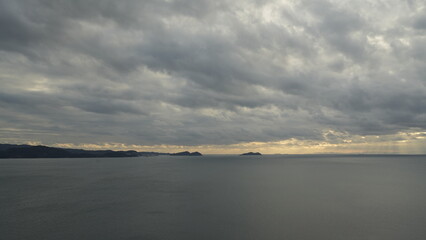 夕暮れ、曇りの空と海。