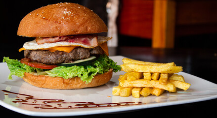 hamburguesa de res  con papas fritas.