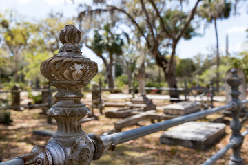 Obraz premium Wrought Iron Cemetery Post in Bonaventure Cemetery