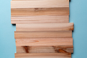 青背景に並ぶ木の板