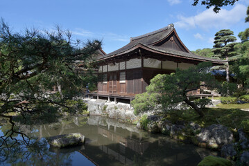 Fototapeta premium 慈照寺 錦鏡池と東求堂 京都市左京区
