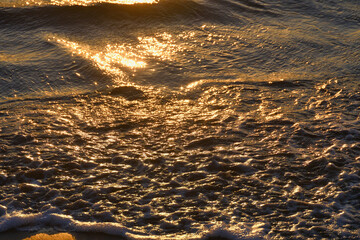 江ノ島（江の島）　片瀬西浜海水浴場（片瀬海岸西浜,片瀬西浜海岸,片瀬西浜・鵠沼海水浴場,片瀬西浜鵠沼海水浴場, 片瀬海岸）の夕日（夕焼け,夕景）を浴びる美しい海　背景素材 （日本神奈川県藤沢市）