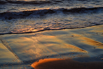 江ノ島（江の島）　片瀬西浜海水浴場（片瀬海岸西浜,片瀬西浜海岸,片瀬西浜・鵠沼海水浴場,片瀬西浜鵠沼海水浴場, 片瀬海岸）の夕日（夕焼け,夕景）を浴びる美しい海　背景素材 （日本神奈川県藤沢市）