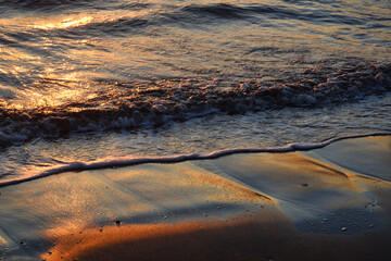 江ノ島（江の島）　片瀬西浜海水浴場（片瀬海岸西浜,片瀬西浜海岸,片瀬西浜・鵠沼海水浴場,片瀬西浜鵠沼海水浴場, 片瀬海岸）の夕日（夕焼け,夕景）を浴びる美しい海　背景素材 （日本神奈川県藤沢市）