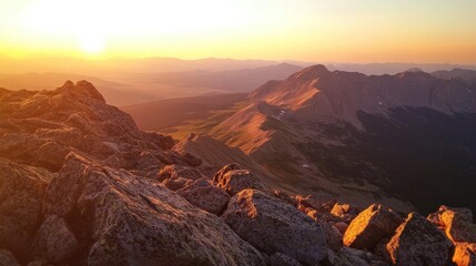 Obraz premium Golden Hour Mountaintop Panorama: A Breathtaking Sunset View