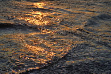 江ノ島（江の島）　片瀬西浜海水浴場（片瀬海岸西浜,片瀬西浜海岸,片瀬西浜・鵠沼海水浴場,片瀬西浜鵠沼海水浴場, 片瀬海岸）の夕日（夕焼け,夕景）を浴びる美しい海　背景素材 （日本神奈川県藤沢市）
