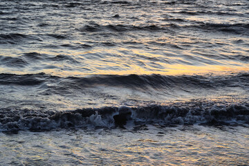 江ノ島（江の島）　片瀬西浜海水浴場（片瀬海岸西浜,片瀬西浜海岸,片瀬西浜・鵠沼海水浴場,片瀬西浜鵠沼海水浴場, 片瀬海岸）の夕日（夕焼け,夕景）を浴びる美しい海　背景素材 （日本神奈川県藤沢市）