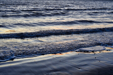 江ノ島（江の島）　片瀬西浜海水浴場（片瀬海岸西浜,片瀬西浜海岸,片瀬西浜・鵠沼海水浴場,片瀬西浜鵠沼海水浴場, 片瀬海岸）の夕日（夕焼け,夕景）を浴びる美しい海　背景素材 （日本神奈川県藤沢市）