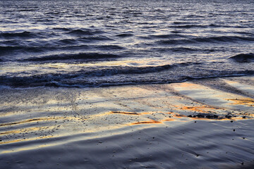 江ノ島（江の島）　片瀬西浜海水浴場（片瀬海岸西浜,片瀬西浜海岸,片瀬西浜・鵠沼海水浴場,片瀬西浜鵠沼海水浴場, 片瀬海岸）の夕日（夕焼け,夕景）を浴びる美しい海　背景素材 （日本神奈川県藤沢市）
