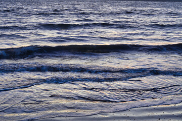 江ノ島（江の島）　片瀬西浜海水浴場（片瀬海岸西浜,片瀬西浜海岸,片瀬西浜・鵠沼海水浴場,片瀬西浜鵠沼海水浴場, 片瀬海岸）の夕日（夕焼け,夕景）を浴びる美しい海　背景素材 （日本神奈川県藤沢市）