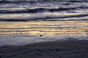 Obraz premium 江ノ島（江の島） 片瀬西浜海水浴場（片瀬海岸西浜,片瀬西浜海岸,片瀬西浜・鵠沼海水浴場,片瀬西浜鵠沼海水浴場, 片瀬海岸）の夕日（夕焼け,夕景）を浴びる美しい海 背景素材 （日本神奈川県藤沢市）