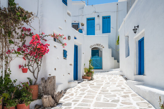 Fototapeta Whitewhashed buildings in a greek village, Paros, Greece