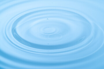 美しい水面の波紋