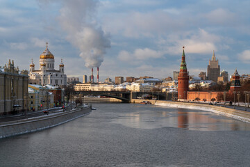 Obraz premium Kremlevskaya and Sofiyskaya embankments, Bolshoy Kamenny Bridge over the Moskva River and the Cathedral of Christ the Savior on a sunny winter day, Moscow, Russia