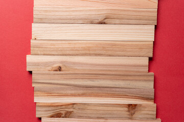 赤背景に並ぶ木の板