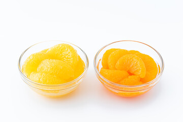 ガラスの器に入った缶詰のみかんと甘夏みかん