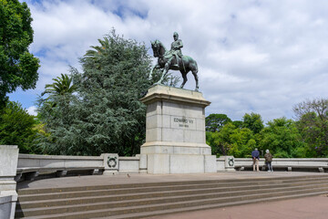 Fototapeta premium Marquis of Linlithgow Memorial with clear blue sky in Melbourne, Australia