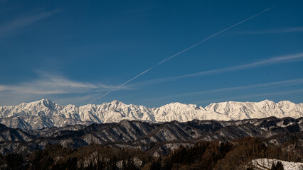 快晴の空と冠雪の北アルプス　長野県白馬村