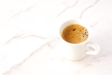 エスプレッソと牛乳を混ぜたカフェ・ラッテを飲みながらリラックスしているイメージ
